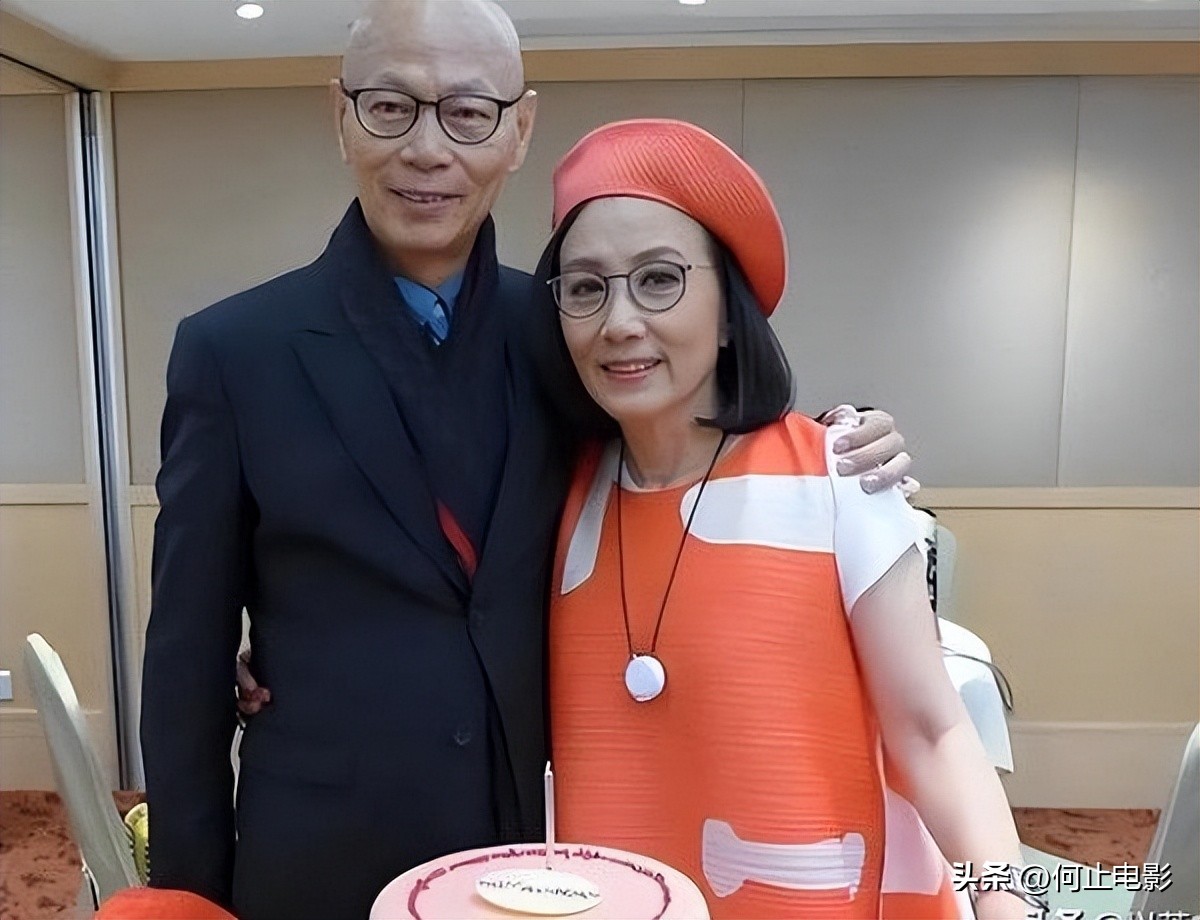 78岁连路都走不稳还开演唱会的汪明荃，究竟是回馈粉丝还是捞金？_78岁连路都走不稳还开演唱会的汪明荃，究竟是回馈粉丝还是捞金？_