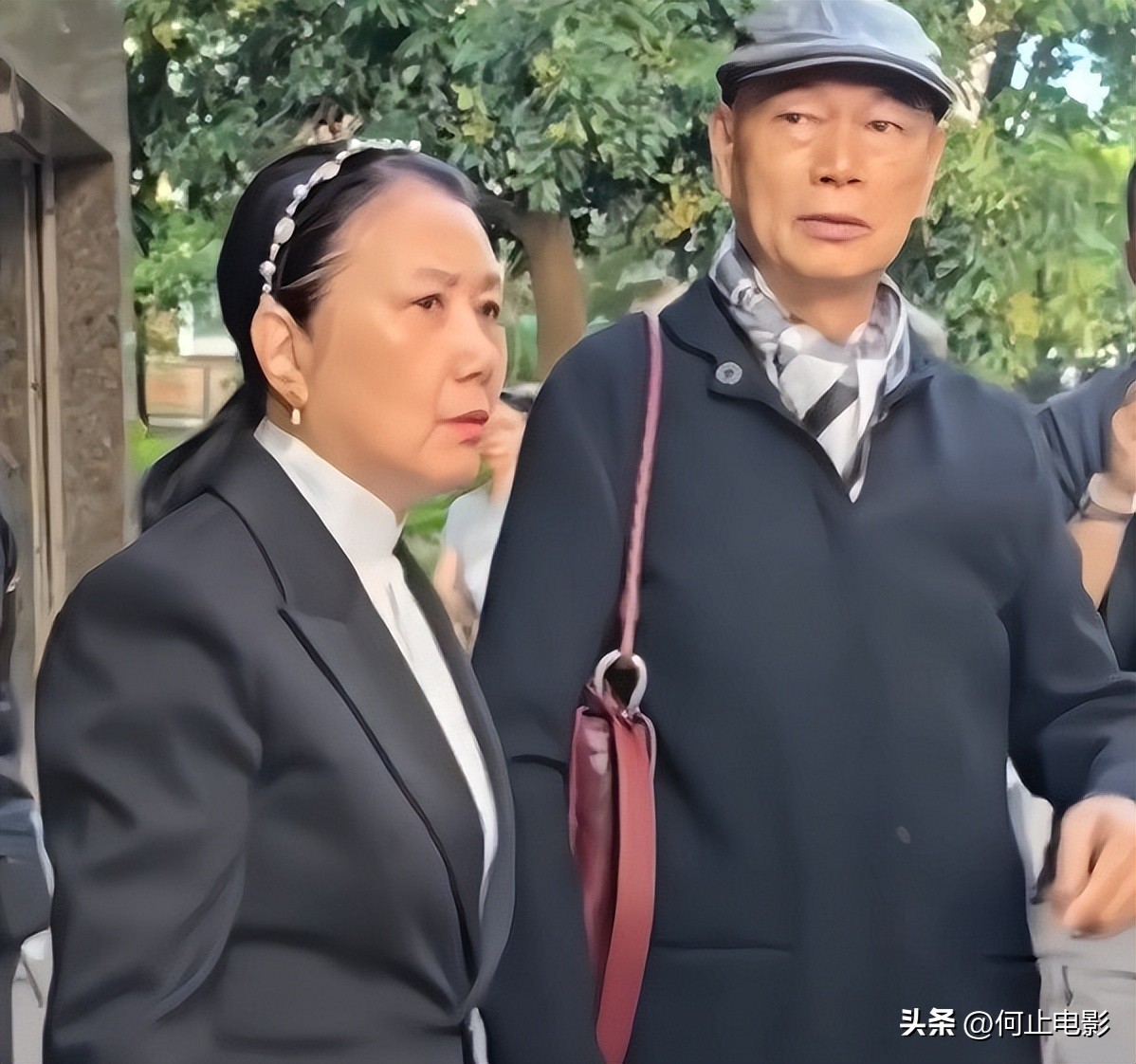 78岁连路都走不稳还开演唱会的汪明荃，究竟是回馈粉丝还是捞金？_78岁连路都走不稳还开演唱会的汪明荃，究竟是回馈粉丝还是捞金？_