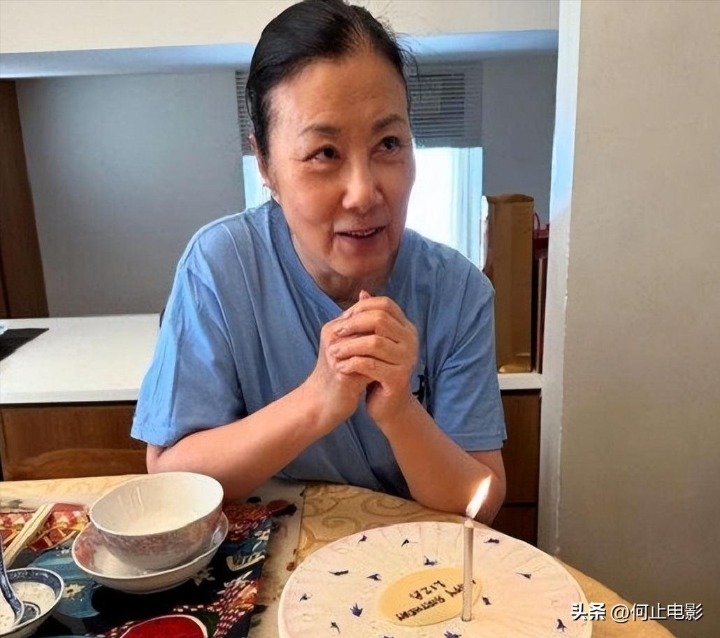 _78岁连路都走不稳还开演唱会的汪明荃，究竟是回馈粉丝还是捞金？_78岁连路都走不稳还开演唱会的汪明荃，究竟是回馈粉丝还是捞金？