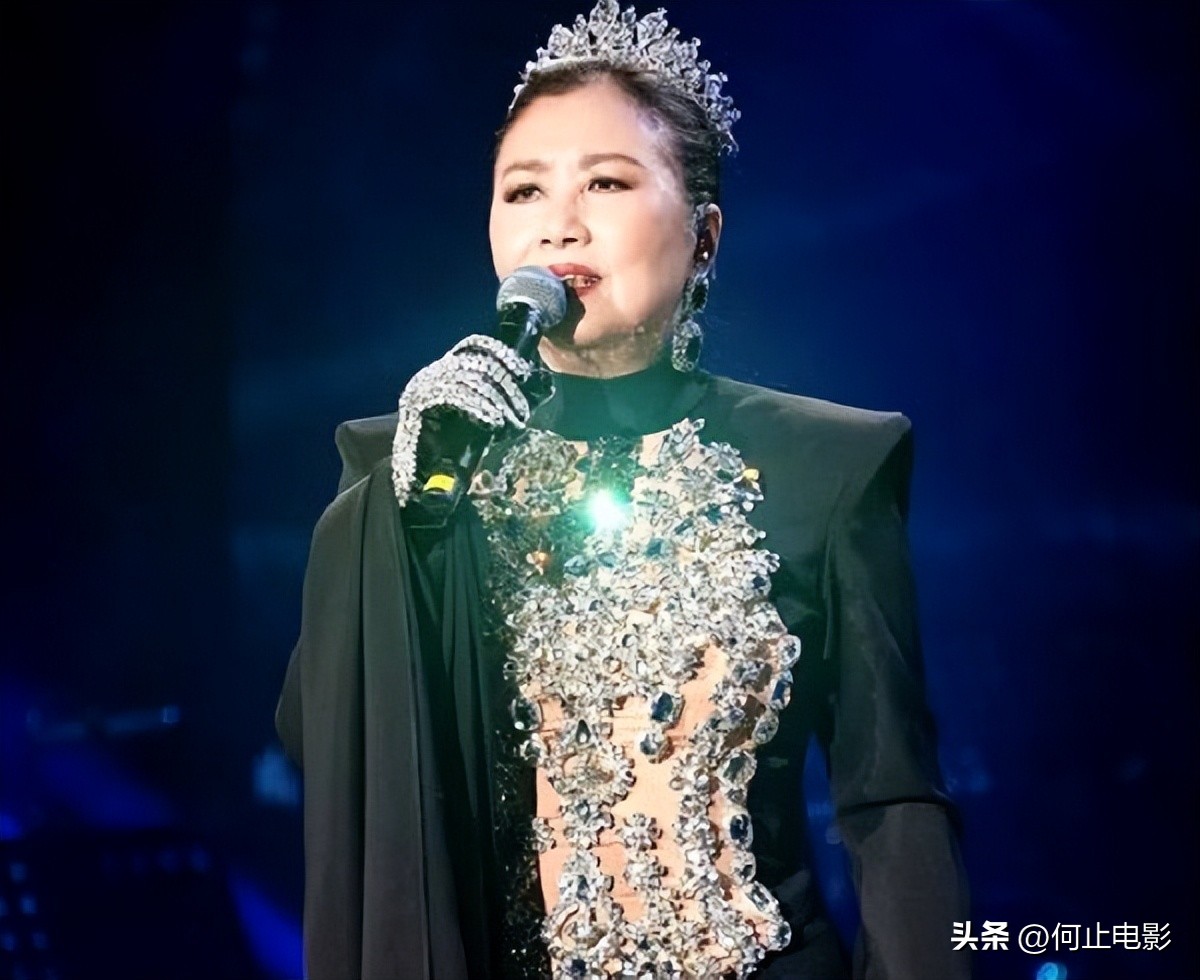 78岁连路都走不稳还开演唱会的汪明荃，究竟是回馈粉丝还是捞金？_78岁连路都走不稳还开演唱会的汪明荃，究竟是回馈粉丝还是捞金？_