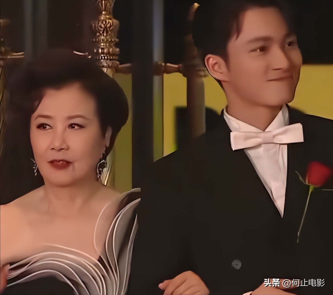 _78岁连路都走不稳还开演唱会的汪明荃，究竟是回馈粉丝还是捞金？_78岁连路都走不稳还开演唱会的汪明荃，究竟是回馈粉丝还是捞金？