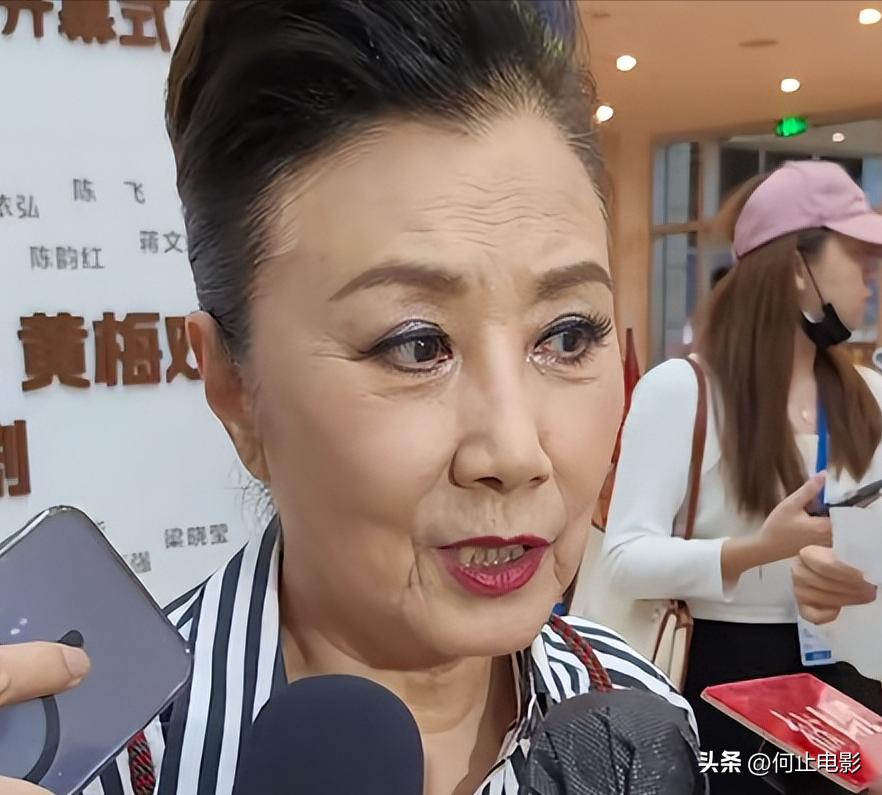 _78岁连路都走不稳还开演唱会的汪明荃，究竟是回馈粉丝还是捞金？_78岁连路都走不稳还开演唱会的汪明荃，究竟是回馈粉丝还是捞金？