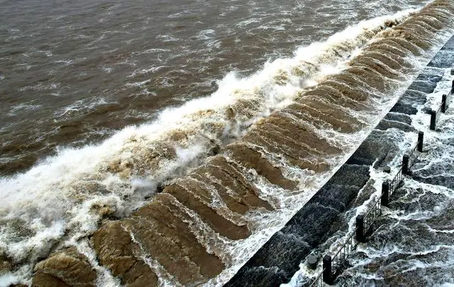 钱塘江潮水方向_钱塘江大潮的方向_