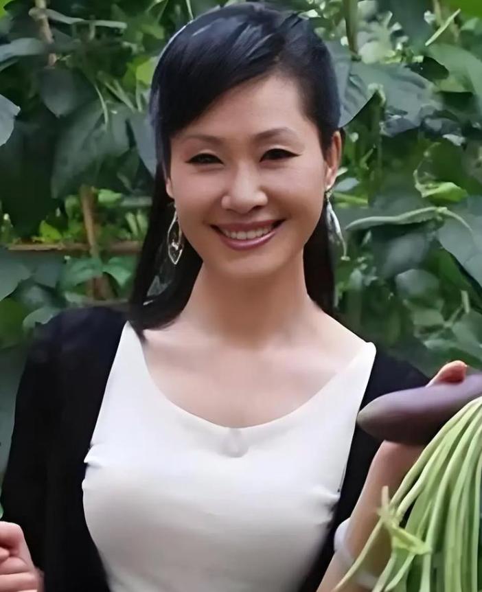 59岁于文华现状：与丈夫住农村，穿着朴素赶大集，享受田园生活_59岁于文华现状：与丈夫住农村，穿着朴素赶大集，享受田园生活_