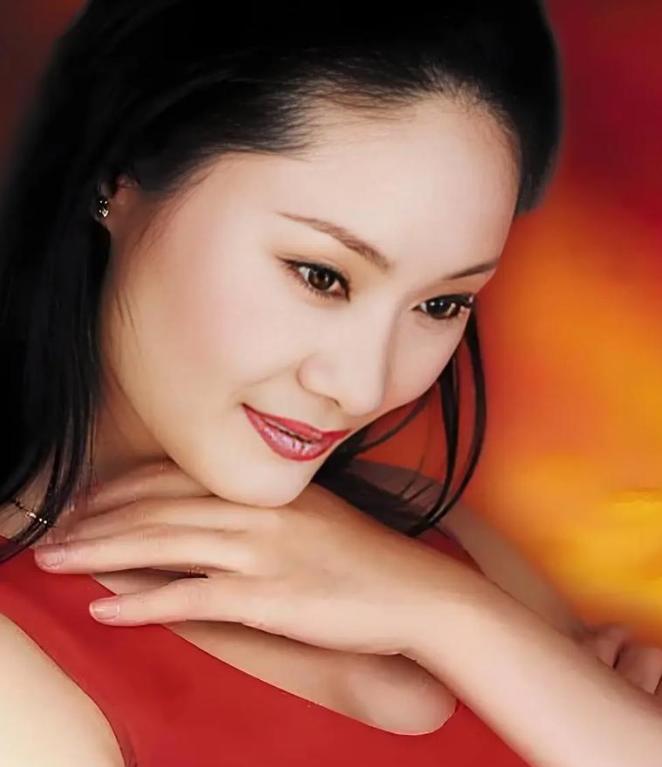 59岁于文华现状：与丈夫住农村，穿着朴素赶大集，享受田园生活_59岁于文华现状：与丈夫住农村，穿着朴素赶大集，享受田园生活_