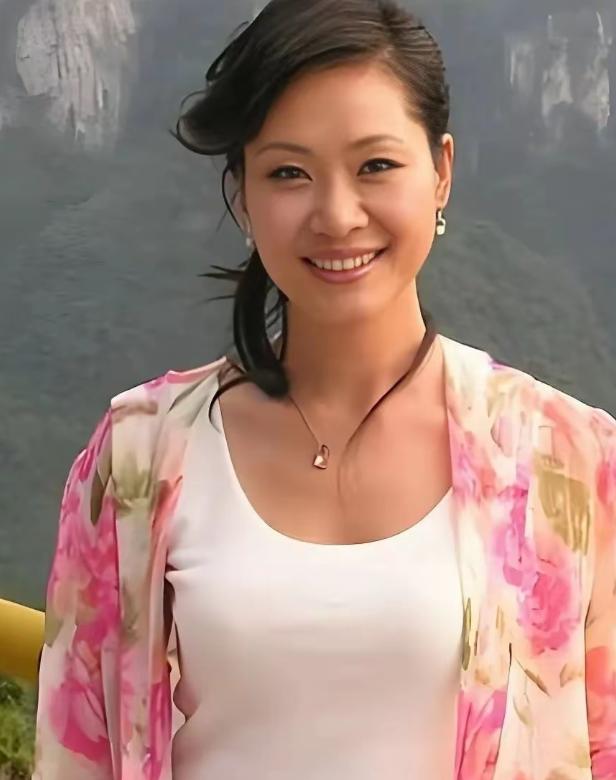 59岁于文华现状：与丈夫住农村，穿着朴素赶大集，享受田园生活_59岁于文华现状：与丈夫住农村，穿着朴素赶大集，享受田园生活_