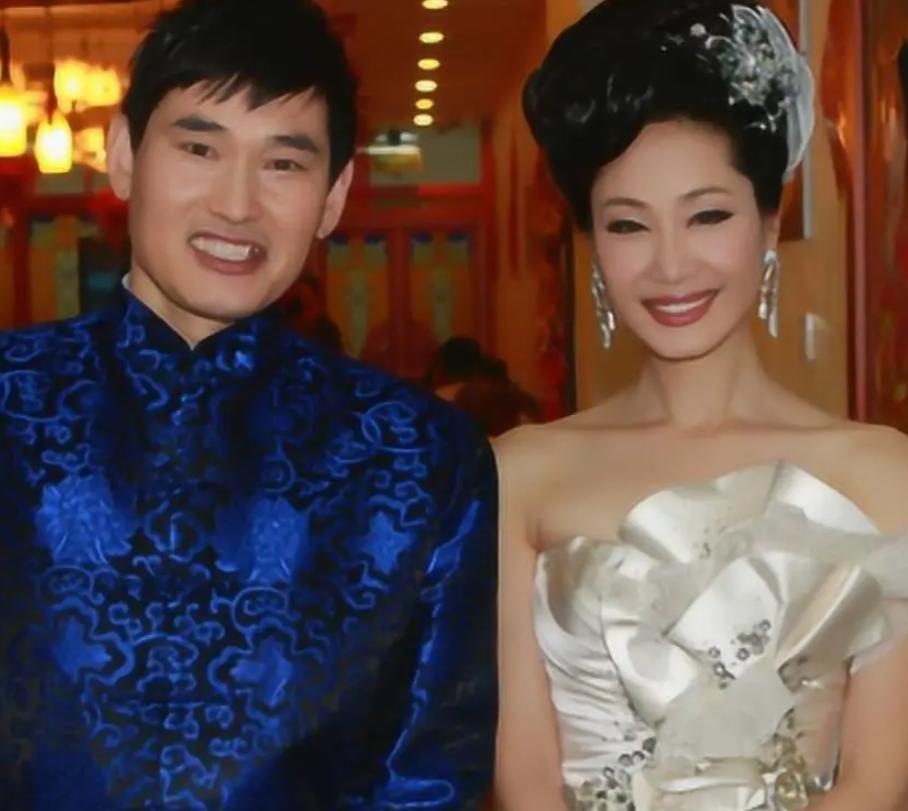 _59岁于文华现状：与丈夫住农村，穿着朴素赶大集，享受田园生活_59岁于文华现状：与丈夫住农村，穿着朴素赶大集，享受田园生活