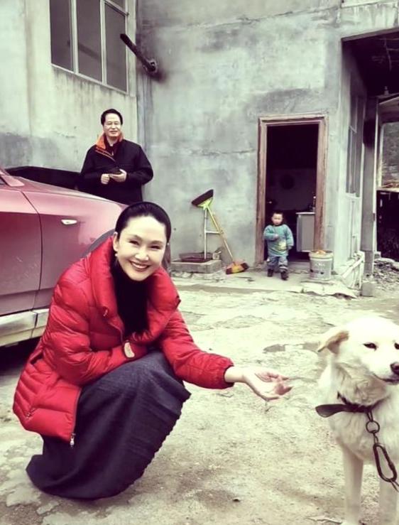 59岁于文华现状：与丈夫住农村，穿着朴素赶大集，享受田园生活__59岁于文华现状：与丈夫住农村，穿着朴素赶大集，享受田园生活