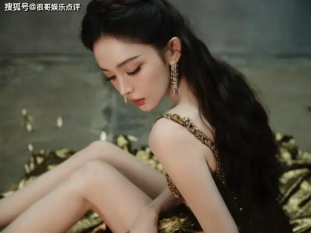 娜扎微博之夜鎏金裙吸睛，不仅生图美到失语，还收获了人间维纳斯的标签__娜扎微博之夜鎏金裙吸睛，不仅生图美到失语，还收获了人间维纳斯的标签