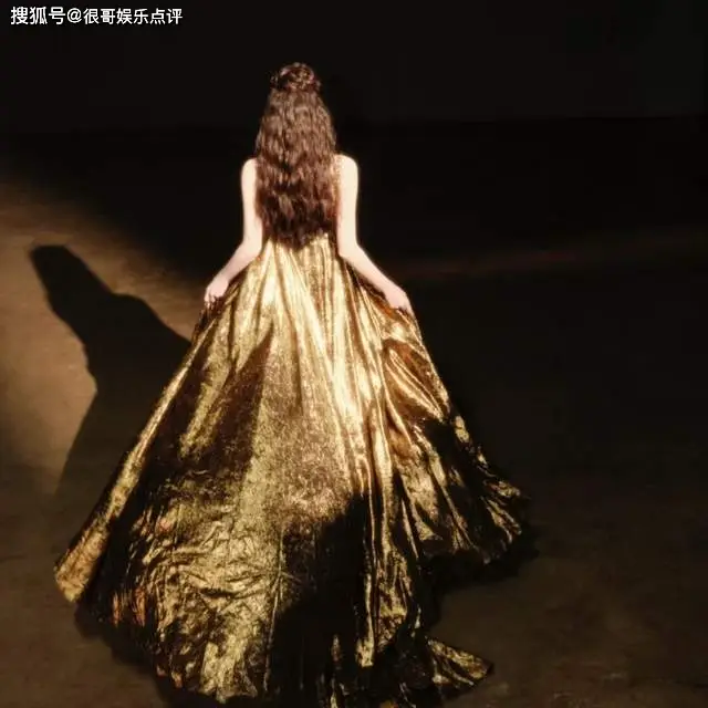 娜扎微博之夜鎏金裙吸睛，不仅生图美到失语，还收获了人间维纳斯的标签__娜扎微博之夜鎏金裙吸睛，不仅生图美到失语，还收获了人间维纳斯的标签