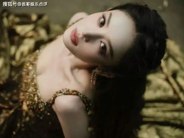 娜扎微博之夜鎏金裙吸睛，不仅生图美到失语，还收获了人间维纳斯的标签__娜扎微博之夜鎏金裙吸睛，不仅生图美到失语，还收获了人间维纳斯的标签