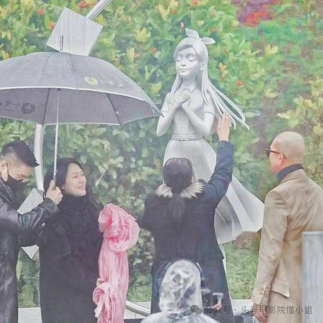 _大S雕像揭幕，引三大质疑！马筱梅回应大S儿女缺席，狗仔称有猛料_大S雕像揭幕，引三大质疑！马筱梅回应大S儿女缺席，狗仔称有猛料