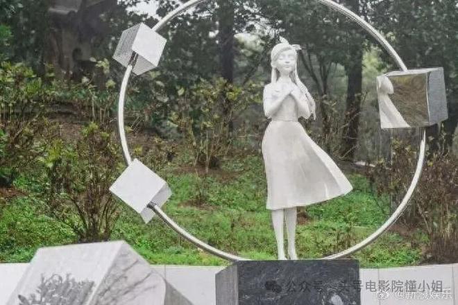 大S雕像揭幕，引三大质疑！马筱梅回应大S儿女缺席，狗仔称有猛料__大S雕像揭幕，引三大质疑！马筱梅回应大S儿女缺席，狗仔称有猛料