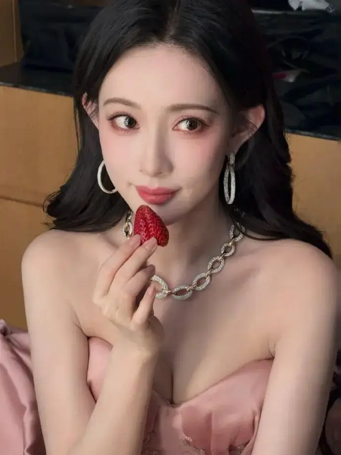 _孟子义与娜扎长的好像啊_孟子义娜扎