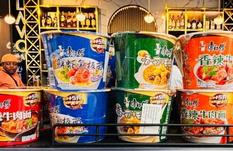 中国泡面在非洲部落火了！抢着拿羊换，烫懵了也往嘴里塞，比吃肉都嗨