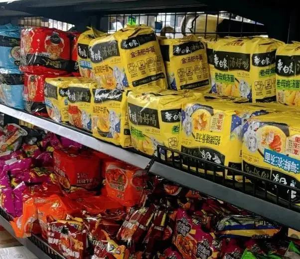 中国泡面在非洲部落火了！抢着拿羊换，烫懵了也往嘴里塞，比吃肉都嗨_中国泡面在非洲部落火了！抢着拿羊换，烫懵了也往嘴里塞，比吃肉都嗨_