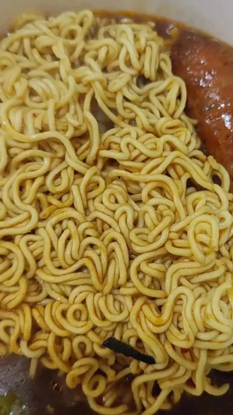 中国泡面在非洲部落火了！抢着拿羊换，烫懵了也往嘴里塞，比吃肉都嗨_中国泡面在非洲部落火了！抢着拿羊换，烫懵了也往嘴里塞，比吃肉都嗨_