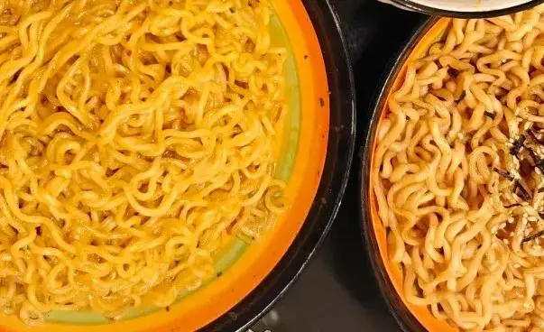 中国泡面在非洲部落火了！抢着拿羊换，烫懵了也往嘴里塞，比吃肉都嗨_中国泡面在非洲部落火了！抢着拿羊换，烫懵了也往嘴里塞，比吃肉都嗨_