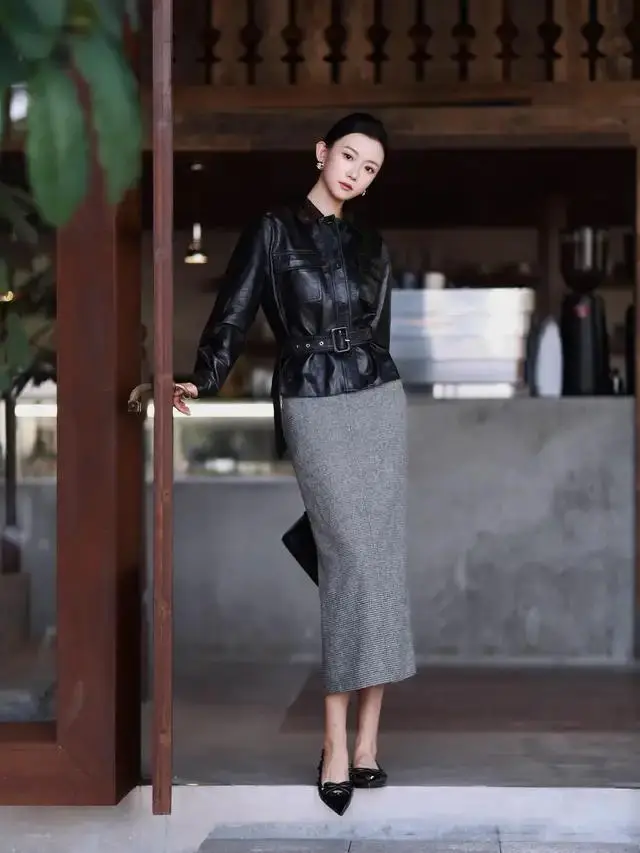 春天“皮衣+裙子”是最时髦穿搭，让人显得又飒又美，谁穿谁好看