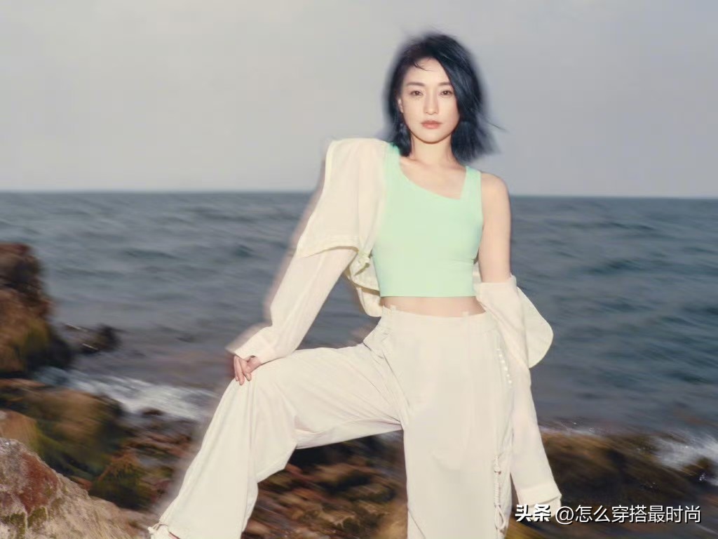 舒淇分体长裙露腰，钟楚曦花裙配羊毛卷，海边度假速速抄作业！_舒淇分体长裙露腰，钟楚曦花裙配羊毛卷，海边度假速速抄作业！_