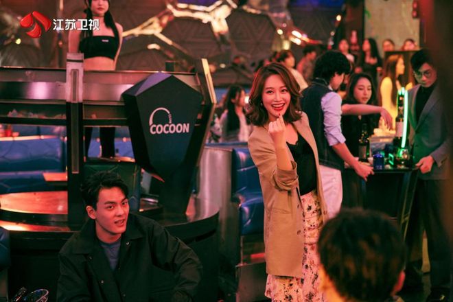 《夜色正浓》蓝盈盈：“800个心眼子”的梁丹宁演起来很爽