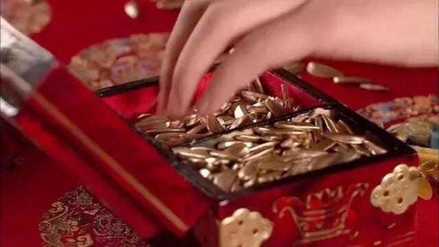 她随手打赏就是6两黄金：人美，心善，钱多！