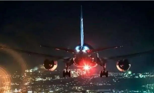 外出旅行，为什么聪明人不选择“晚上飞机”，游客：坐一次就懂了