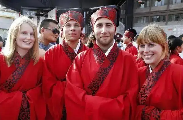 法国姑娘吃完中国火锅，回国后吐槽：中国人管这个叫微辣__法国姑娘吃完中国火锅，回国后吐槽：中国人管这个叫微辣