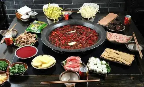 法国姑娘吃完中国火锅，回国后吐槽：中国人管这个叫微辣_法国姑娘吃完中国火锅，回国后吐槽：中国人管这个叫微辣_