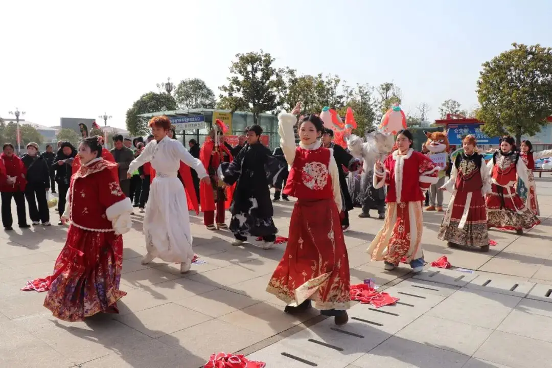 小年迎归人 文旅送温情——邓州市文广旅局新春接站活动温暖启幕