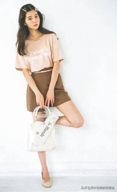 _日常T恤的万能穿法 夏秋换季一样用到它_日常T恤的万能穿法 夏秋换季一样用到它