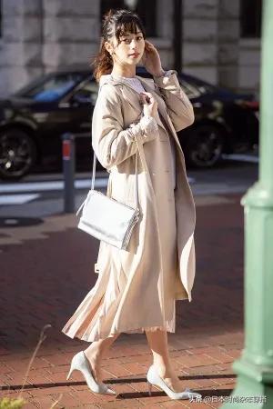 秋天风衣什么颜色好看__秋季风衣搭配