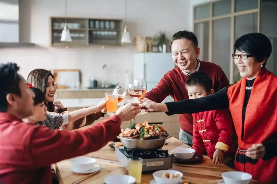 假期出游提醒__春节假期聚餐安全注意事项