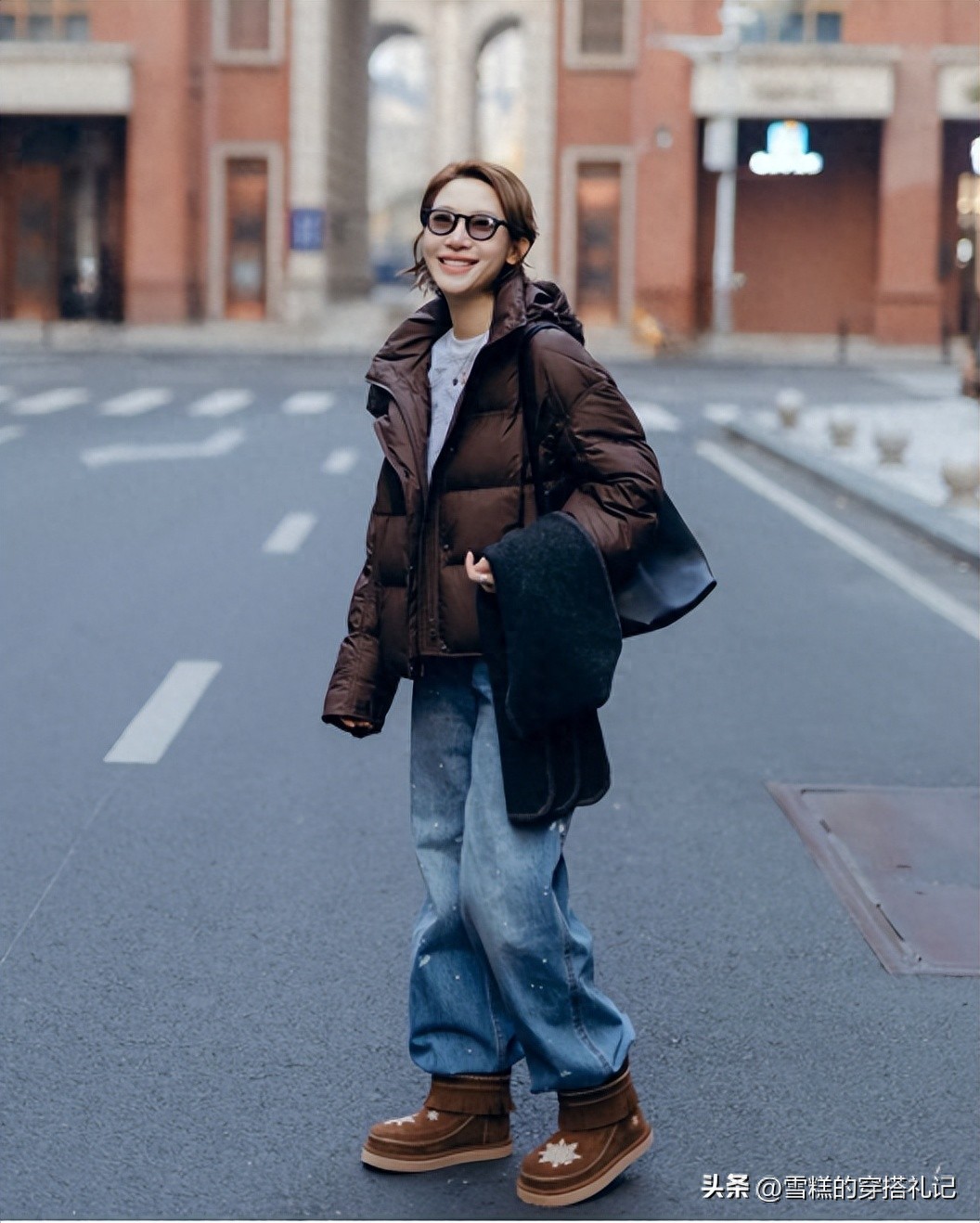 今年最火的穿搭竟然是“短羽绒服+牛仔裤”，果然时尚是个轮回！
