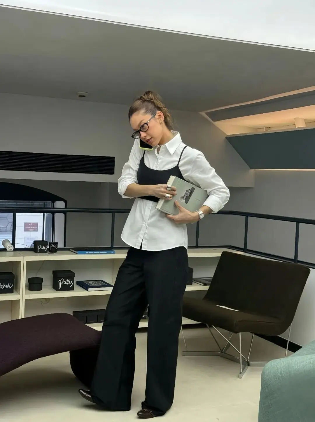 街拍商场丰满白裤肥臀_拉风裤搭配图片_