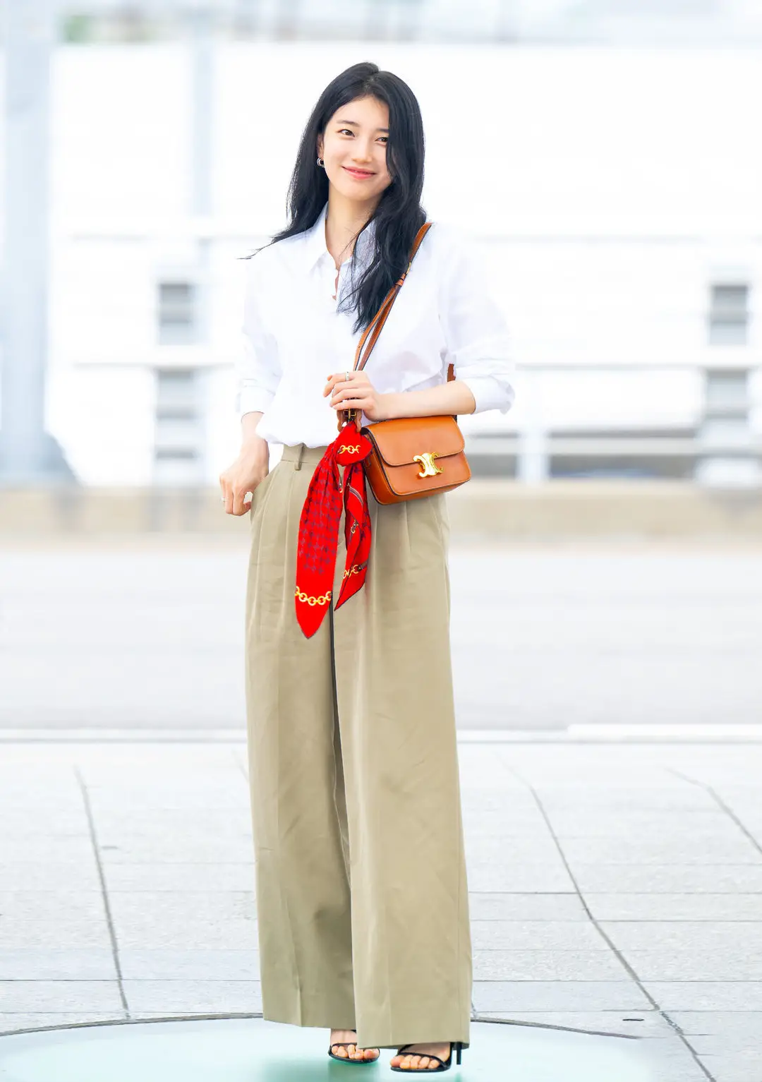 _拉风裤搭配图片_街拍商场丰满白裤肥臀