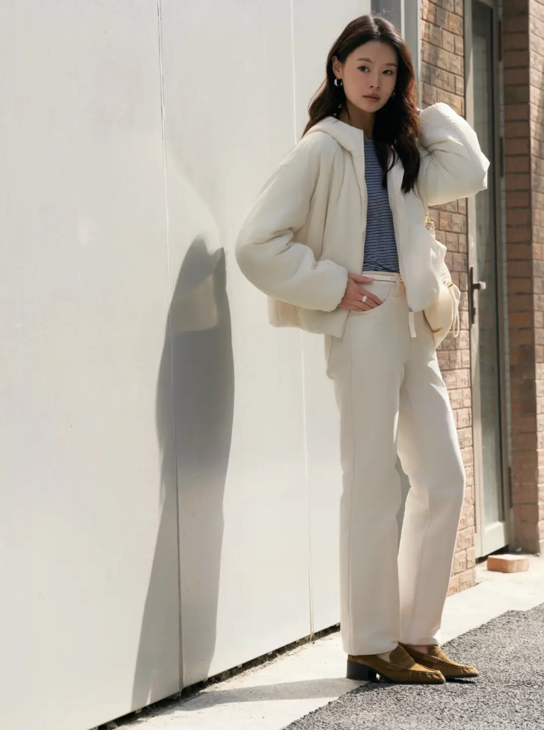 _拉风裤搭配图片_街拍商场丰满白裤肥臀