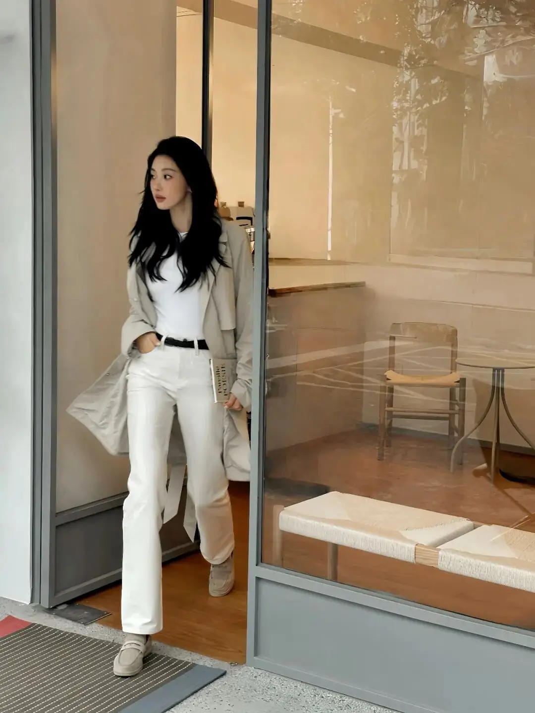 _街拍商场丰满白裤肥臀_拉风裤搭配图片