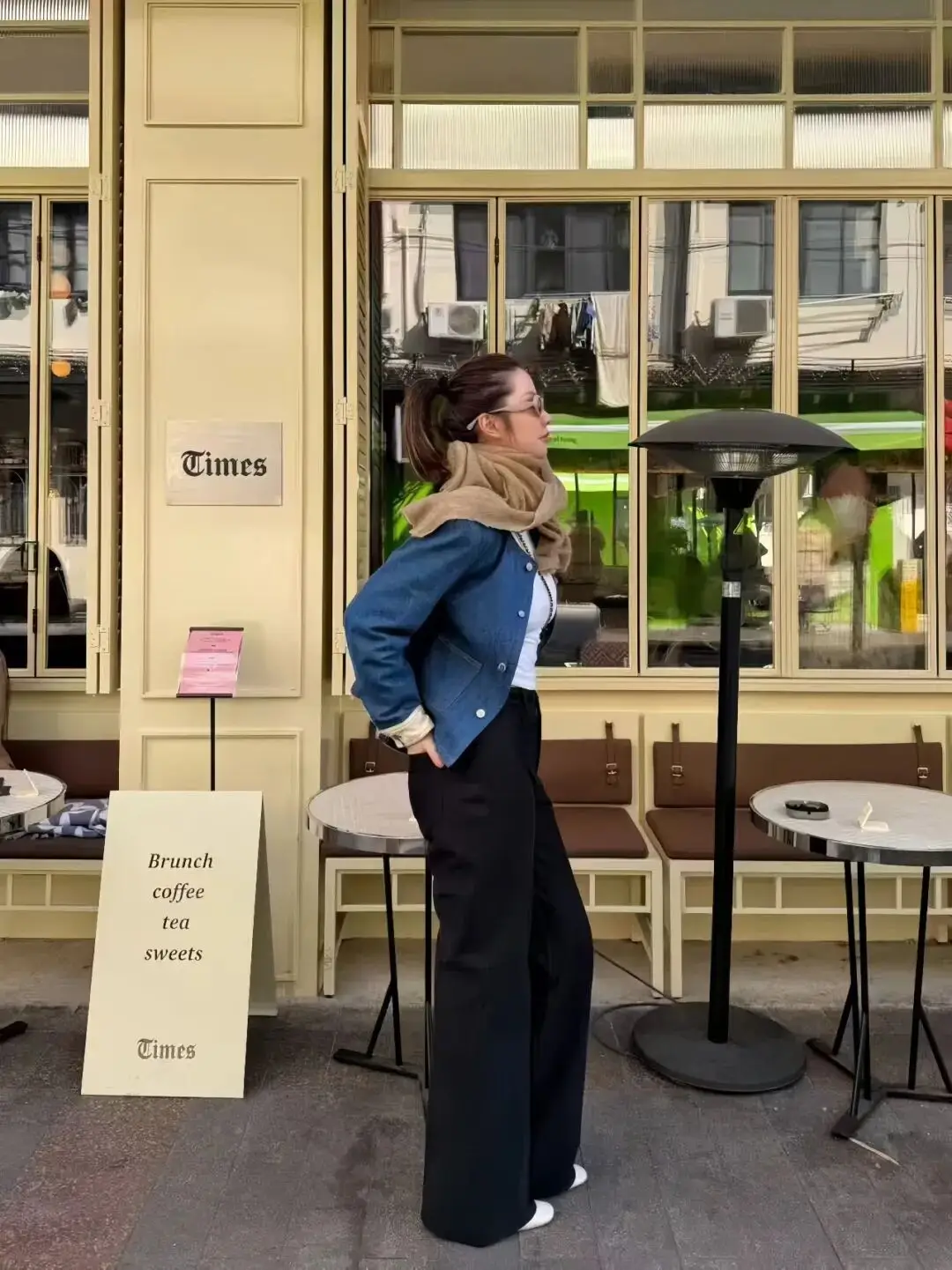 拉风裤搭配图片__街拍商场丰满白裤肥臀