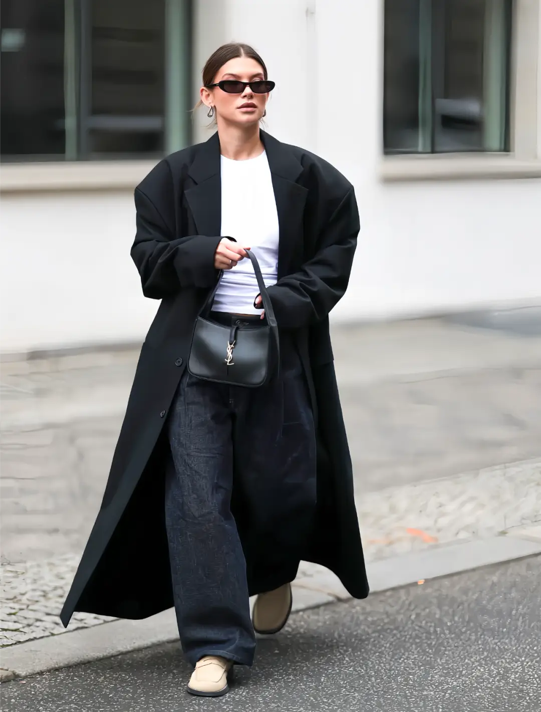 拉风裤搭配图片__街拍商场丰满白裤肥臀