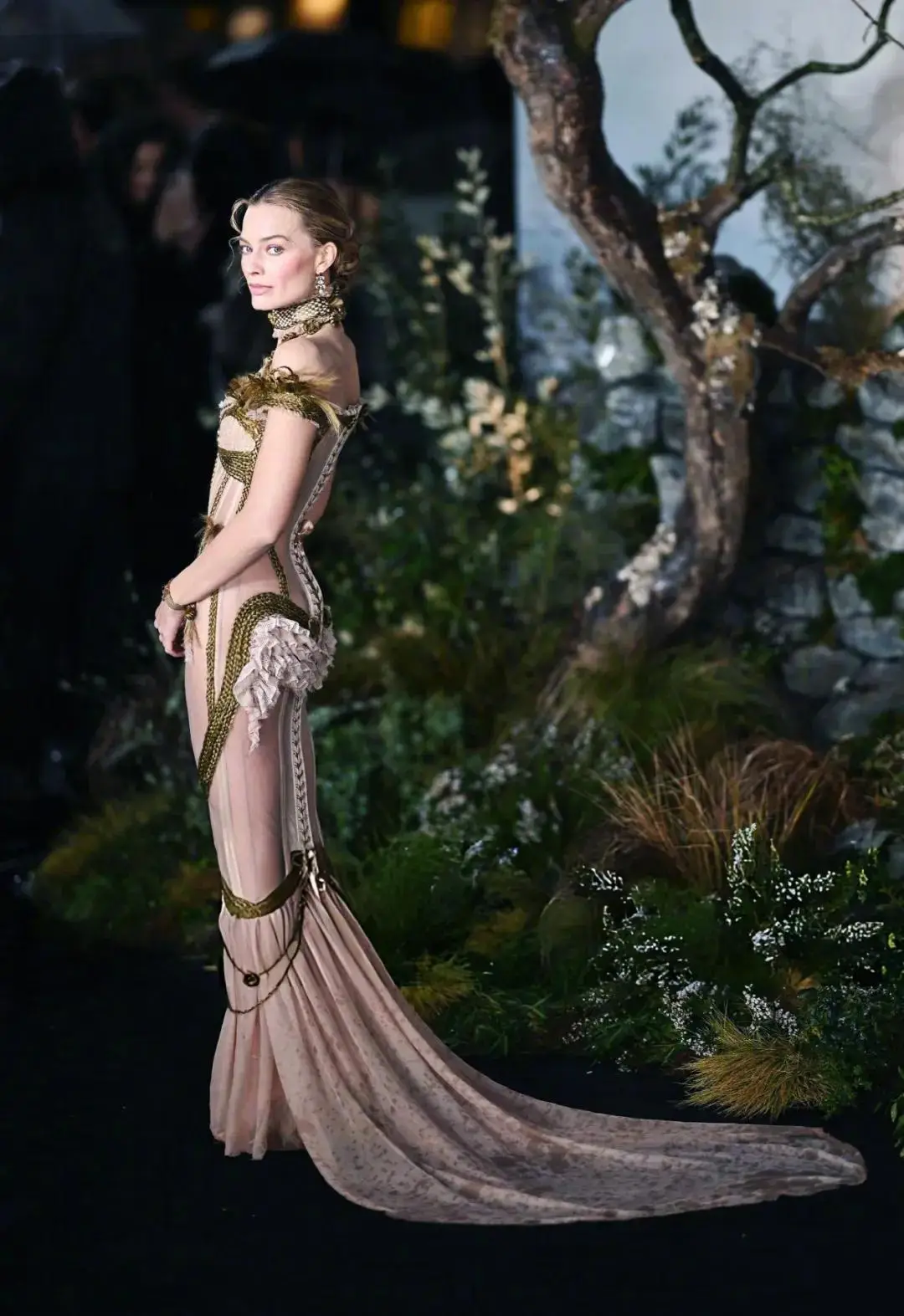 珠宝裙摆的寓意_珠宝裙子寓意_