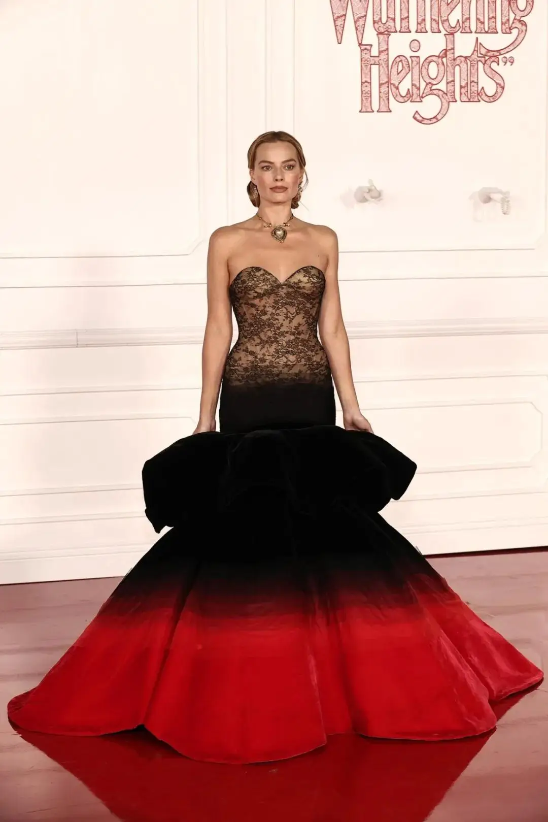 珠宝裙子寓意__珠宝裙摆的寓意