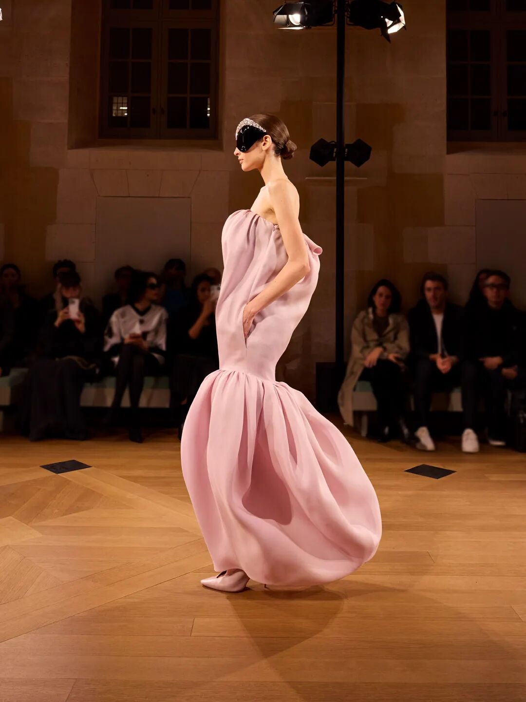 杨紫是资本圈还是京圈__时尚是个圈英语作文