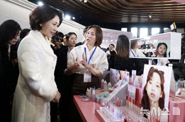韩国第一夫人在上海继续美！穿小香风大衣亮相，当众涂口红超爱美