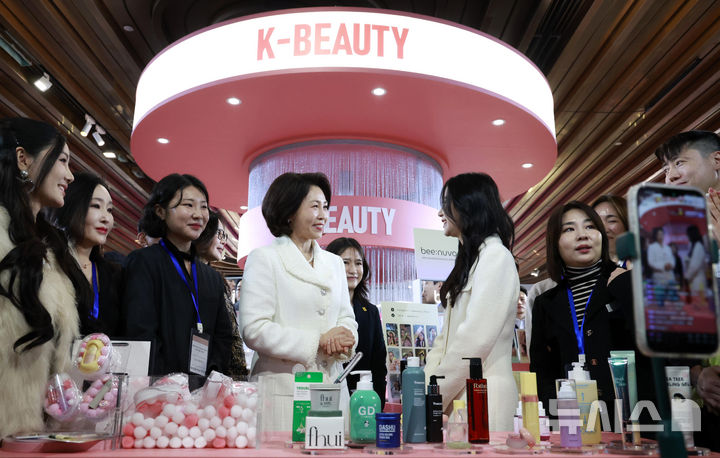 郭书瑶穿条纹抹胸连衣裙亮相_爱美亮相口红上海涂夫人穿什么_