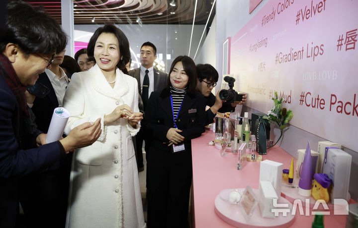 郭书瑶穿条纹抹胸连衣裙亮相__爱美亮相口红上海涂夫人穿什么