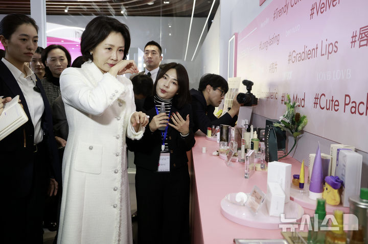 郭书瑶穿条纹抹胸连衣裙亮相_爱美亮相口红上海涂夫人穿什么_