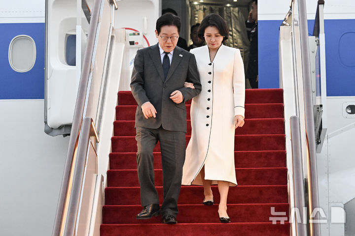 _郭书瑶穿条纹抹胸连衣裙亮相_爱美亮相口红上海涂夫人穿什么