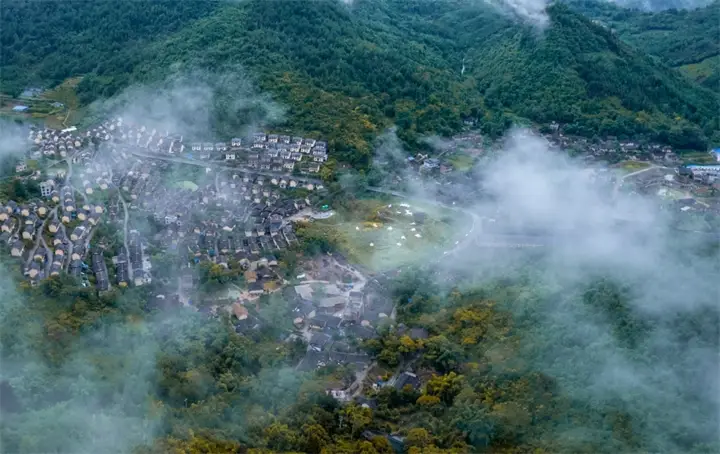 贵州省唯一白裤瑶族聚居村｜民族文化融入风景 五百多村民家门口就业