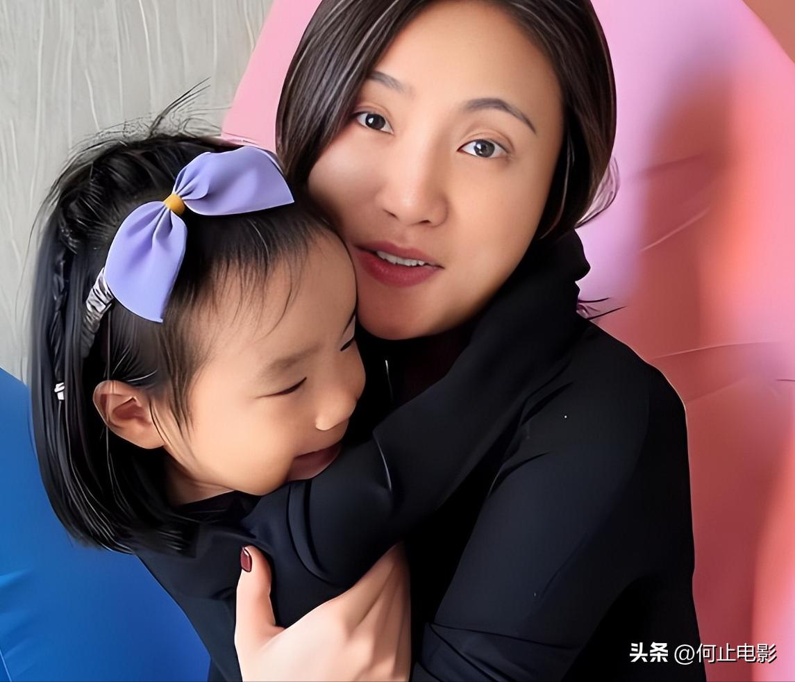 _李亚鹏女儿李嫣照片兔唇图片_李亚鹏晒李嫣近照